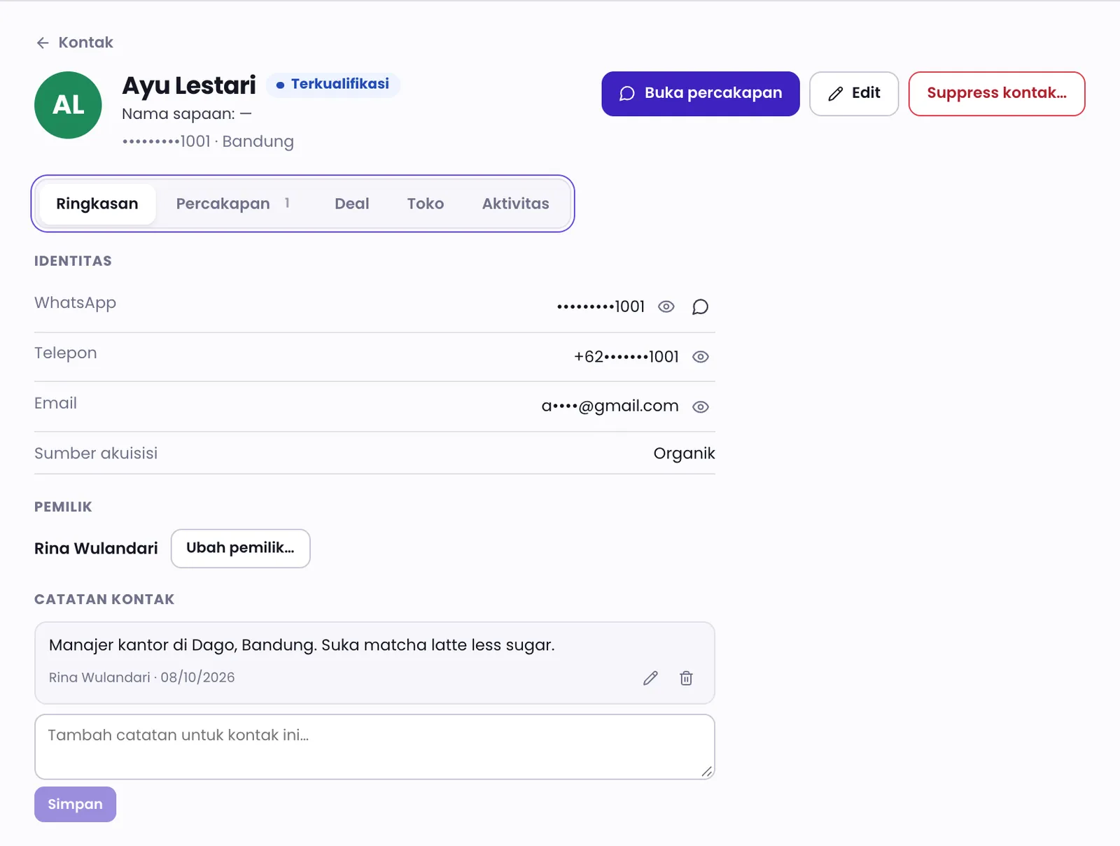 Halaman kontak dengan tab Ringkasan, identitas, pemilik, dan catatan kontak