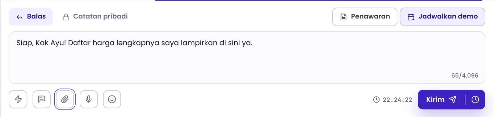 Kotak balasan dengan tombol lampirkan file disorot